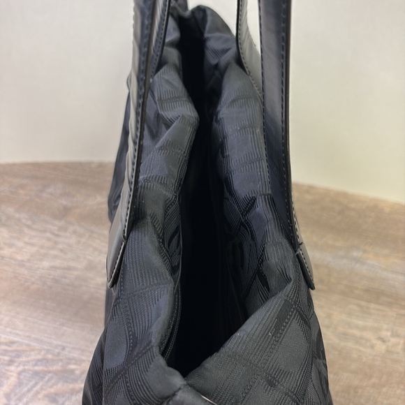 SOLD IN STORE CHANEL Travel Ligne Tote (2004-2005) - Picture 11 of 15